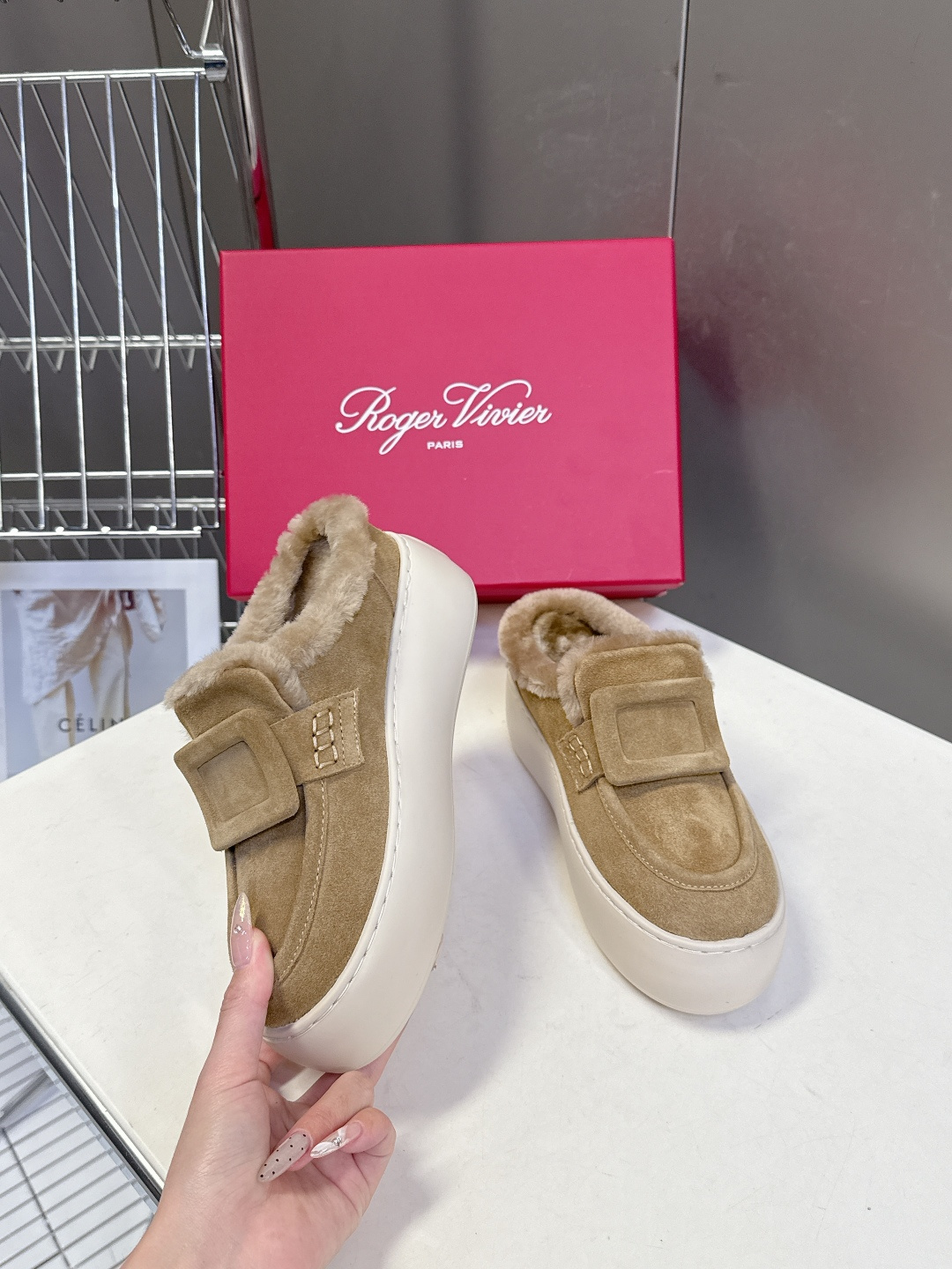 Rogervivier罗杰维维亚 RV 新款Viv Golf钻扣厚底毛毛鞋超多明星网红种草 简约的设计 