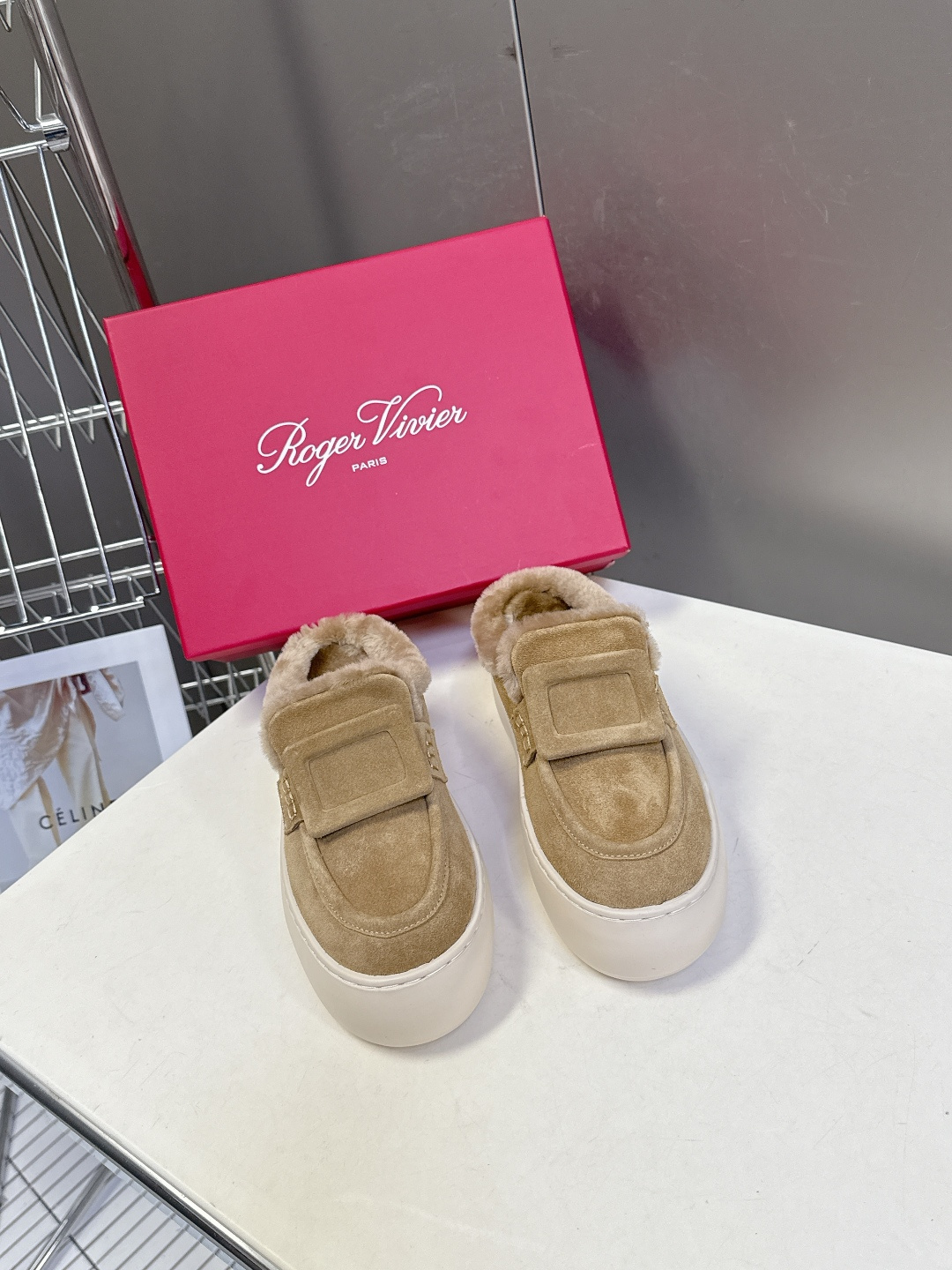 Rogervivier罗杰维维亚 RV 新款Viv Golf钻扣厚底毛毛鞋超多明星网红种草 简约的设计 