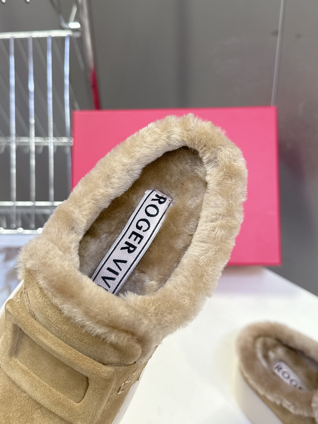 Rogervivier罗杰维维亚 RV 新款Viv Golf钻扣厚底毛毛鞋超多明星网红种草 简约的设计 