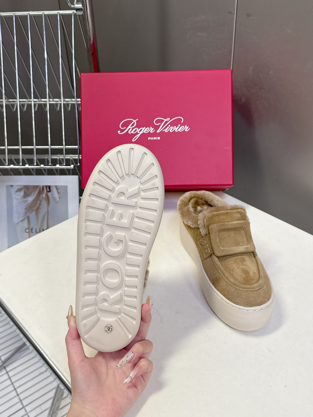 Rogervivier罗杰维维亚 RV 新款Viv Golf钻扣厚底毛毛鞋超多明星网红种草 简约的设计 