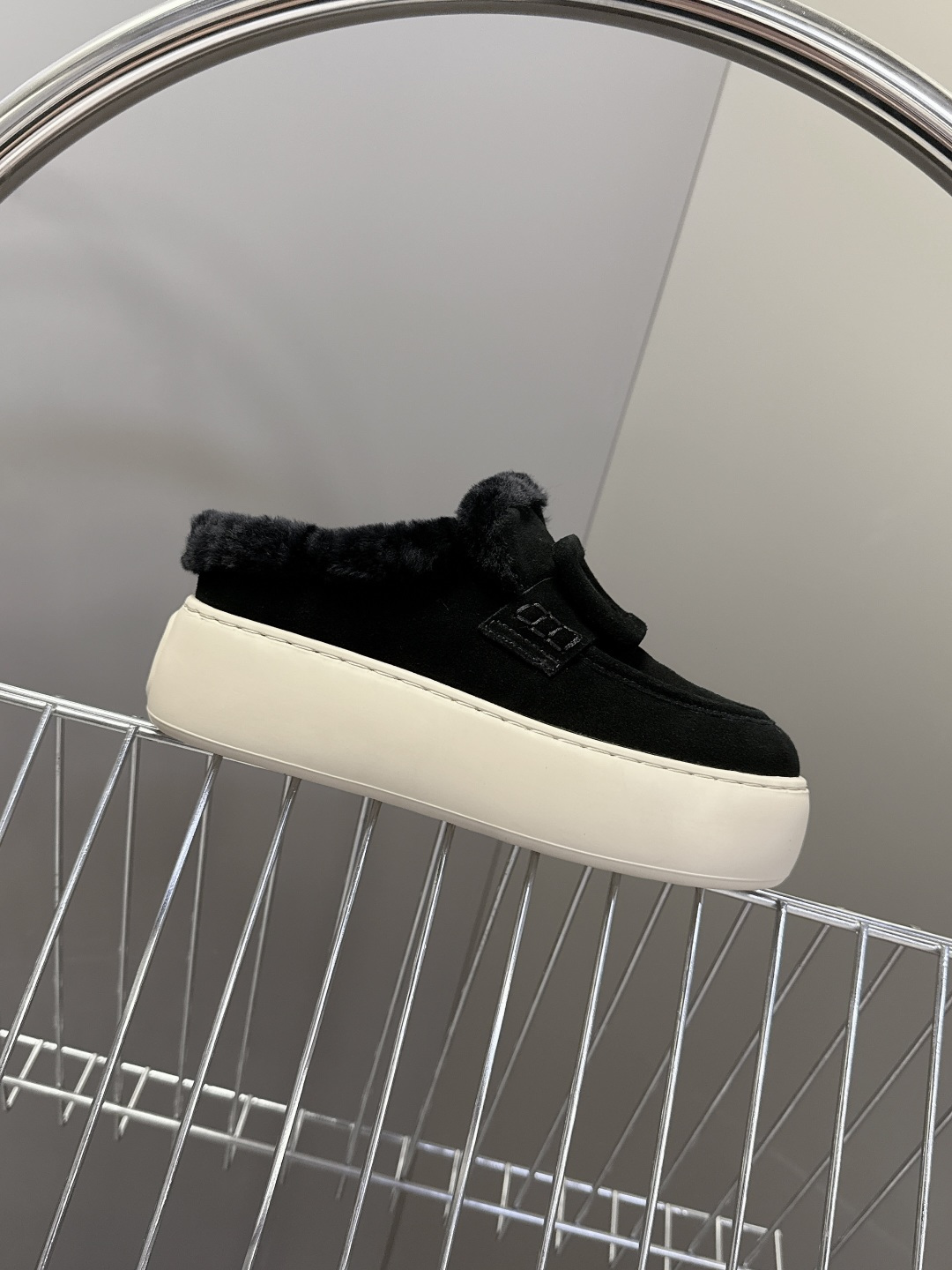 Rogervivier罗杰维维亚 RV 新款Viv Golf钻扣厚底毛毛鞋超多明星网红种草 简约的设计 