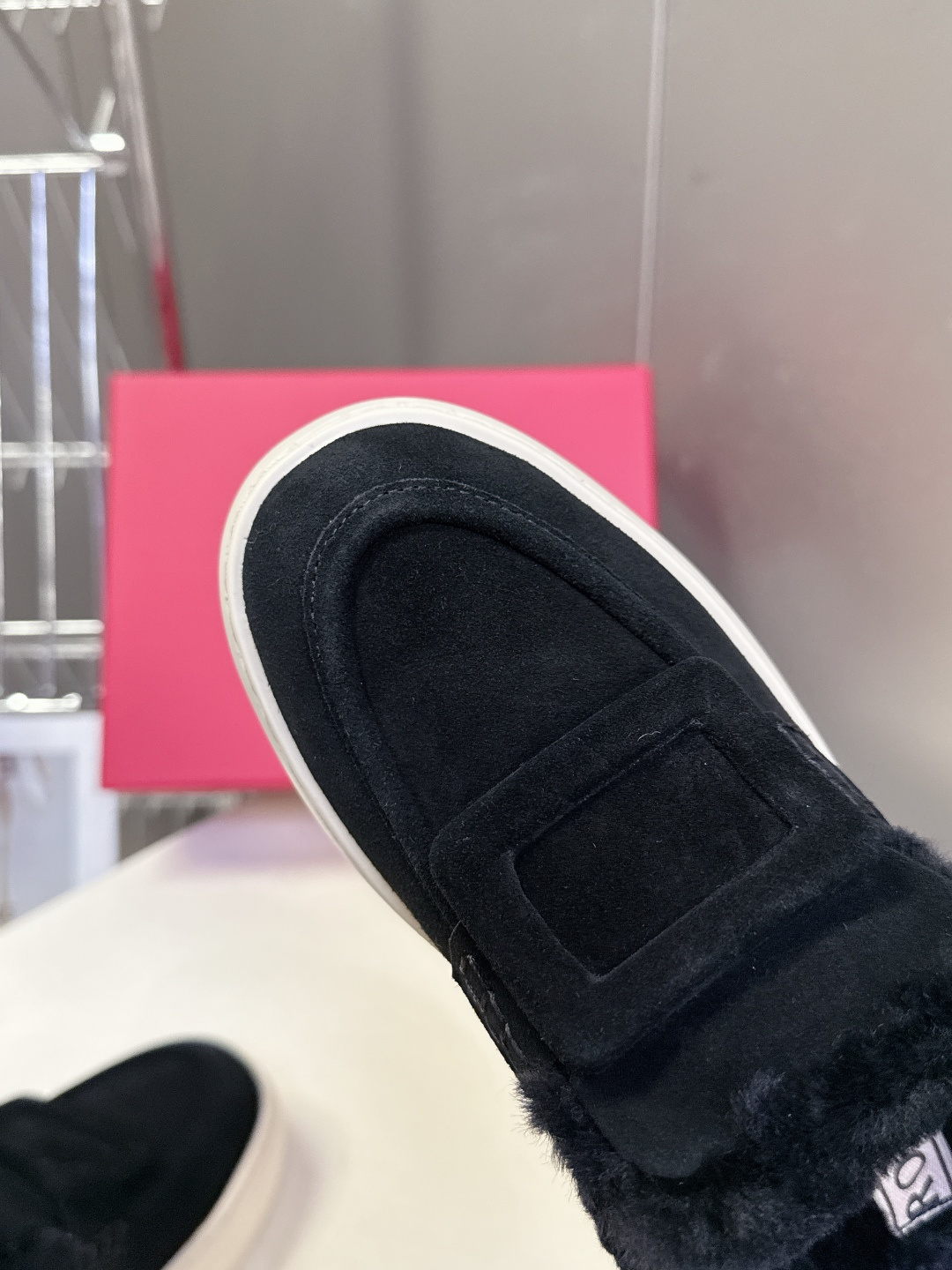 Rogervivier罗杰维维亚 RV 新款Viv Golf钻扣厚底毛毛鞋超多明星网红种草 简约的设计 