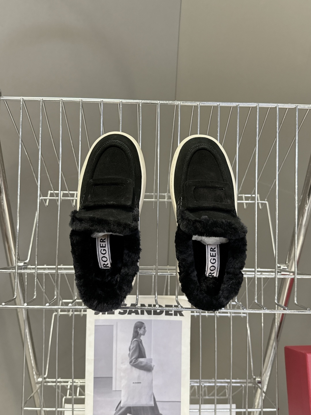 Rogervivier罗杰维维亚 RV 新款Viv Golf钻扣厚底毛毛鞋超多明星网红种草 简约的设计 