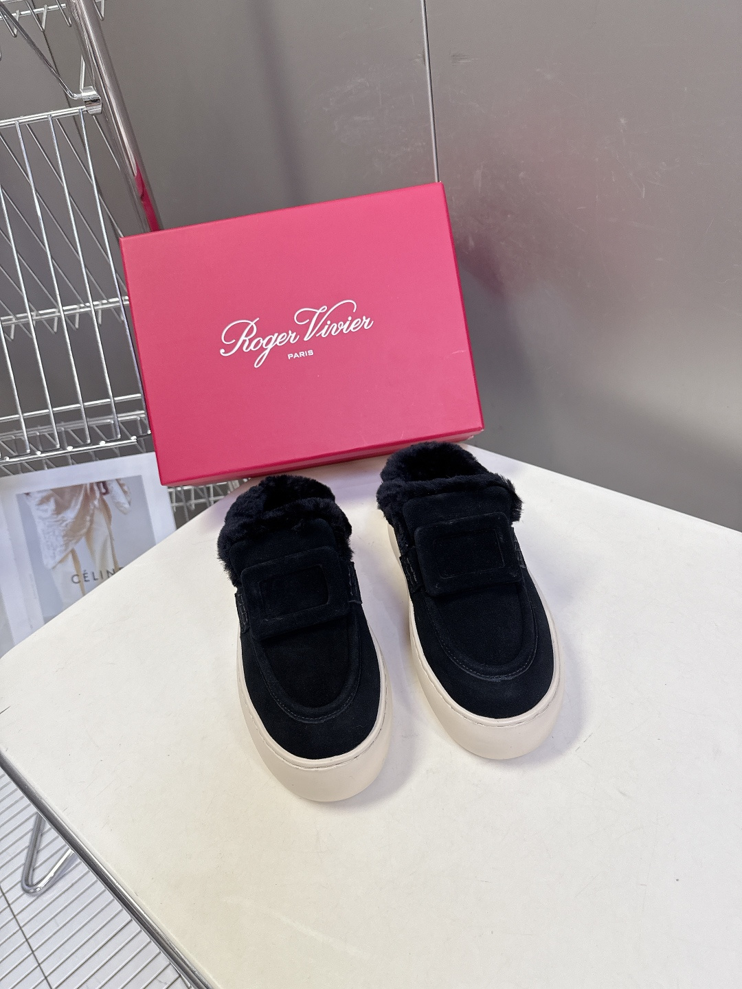 Rogervivier罗杰维维亚 RV 新款Viv Golf钻扣厚底毛毛鞋超多明星网红种草 简约的设计 