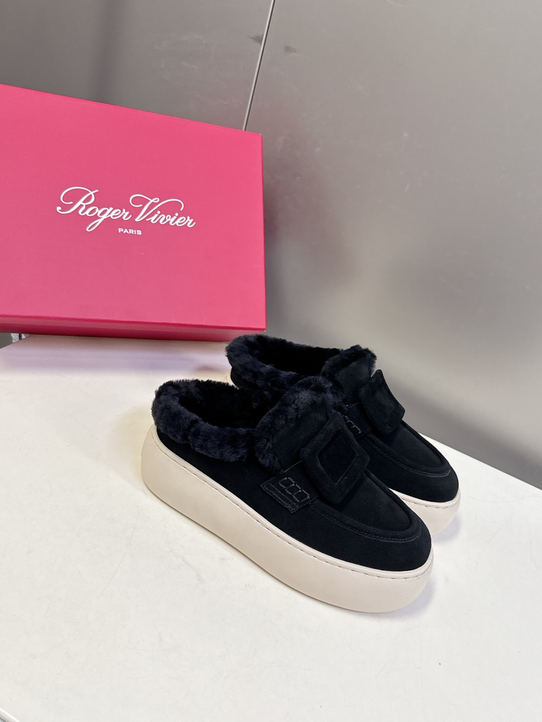 Rogervivier罗杰维维亚 RV 新款Viv Golf钻扣厚底毛毛鞋超多明星网红种草 简约的设计 