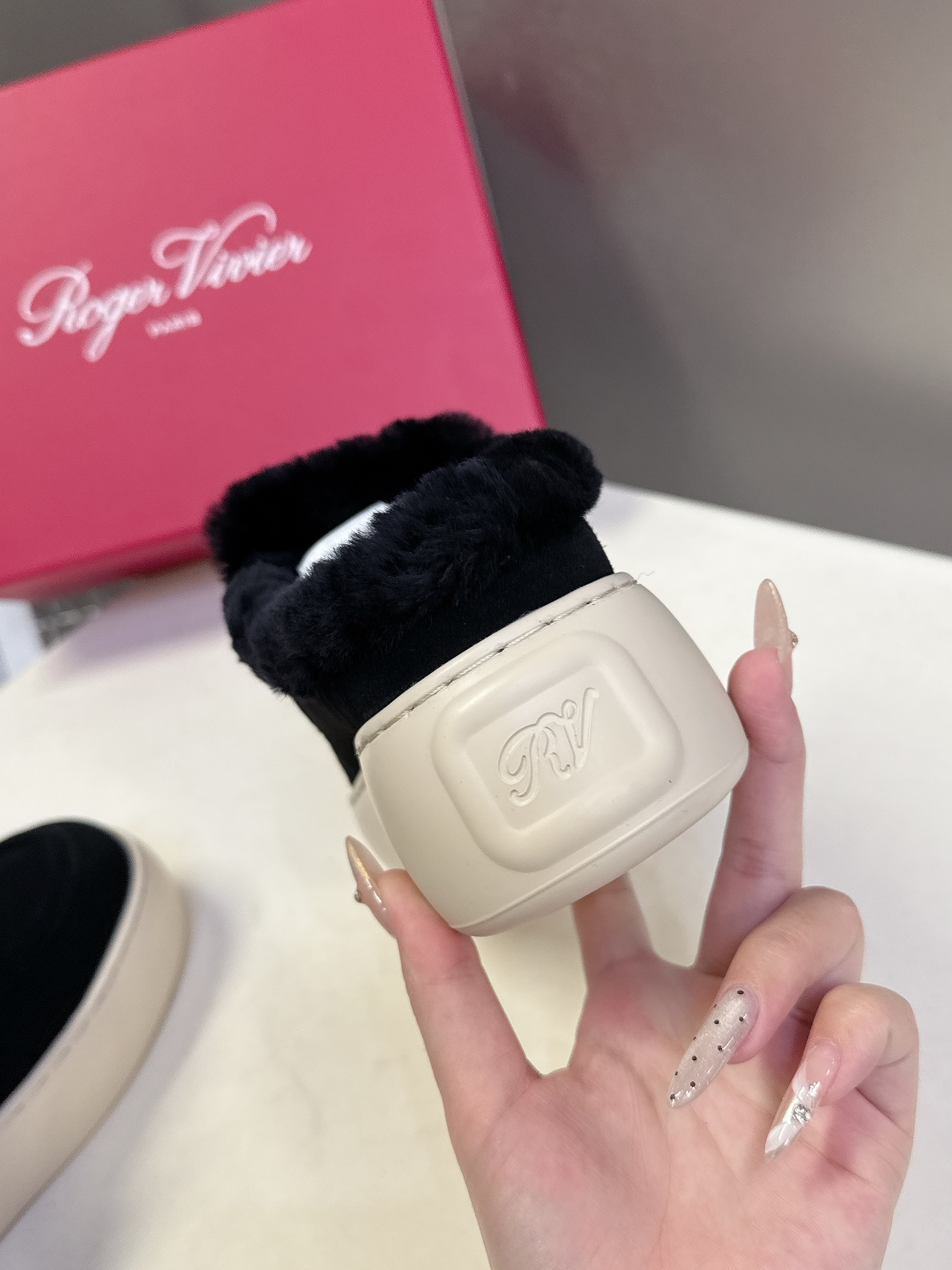 Rogervivier罗杰维维亚 RV 新款Viv Golf钻扣厚底毛毛鞋超多明星网红种草 简约的设计 