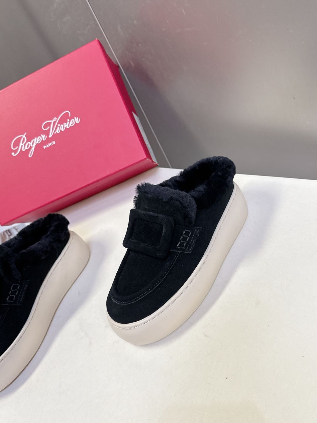 Rogervivier罗杰维维亚 RV 新款Viv Golf钻扣厚底毛毛鞋超多明星网红种草 简约的设计 