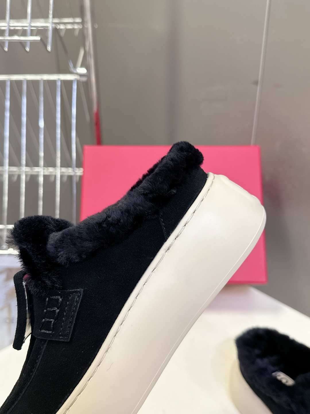 Rogervivier罗杰维维亚 RV 新款Viv Golf钻扣厚底毛毛鞋超多明星网红种草 简约的设计 