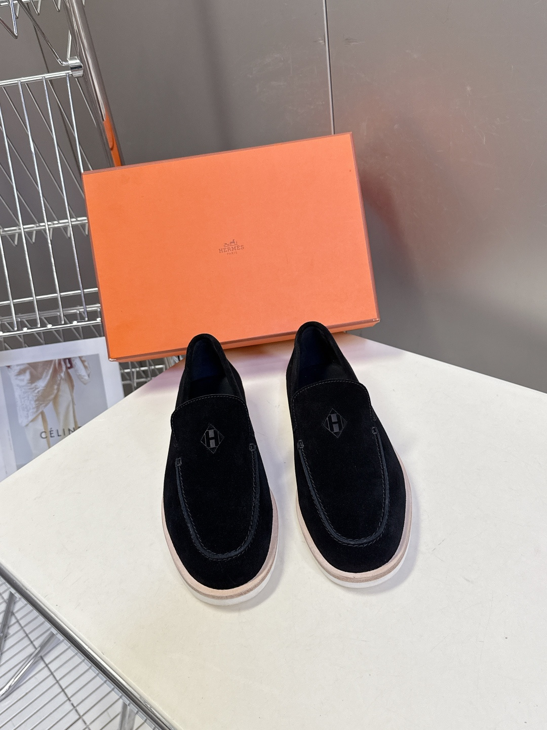 爱马仕HERMES春夏最新情侣款老钱风 乐福鞋超多明星网红种草 各大博‮都主‬有‮荐推‬的 经典永不褪色