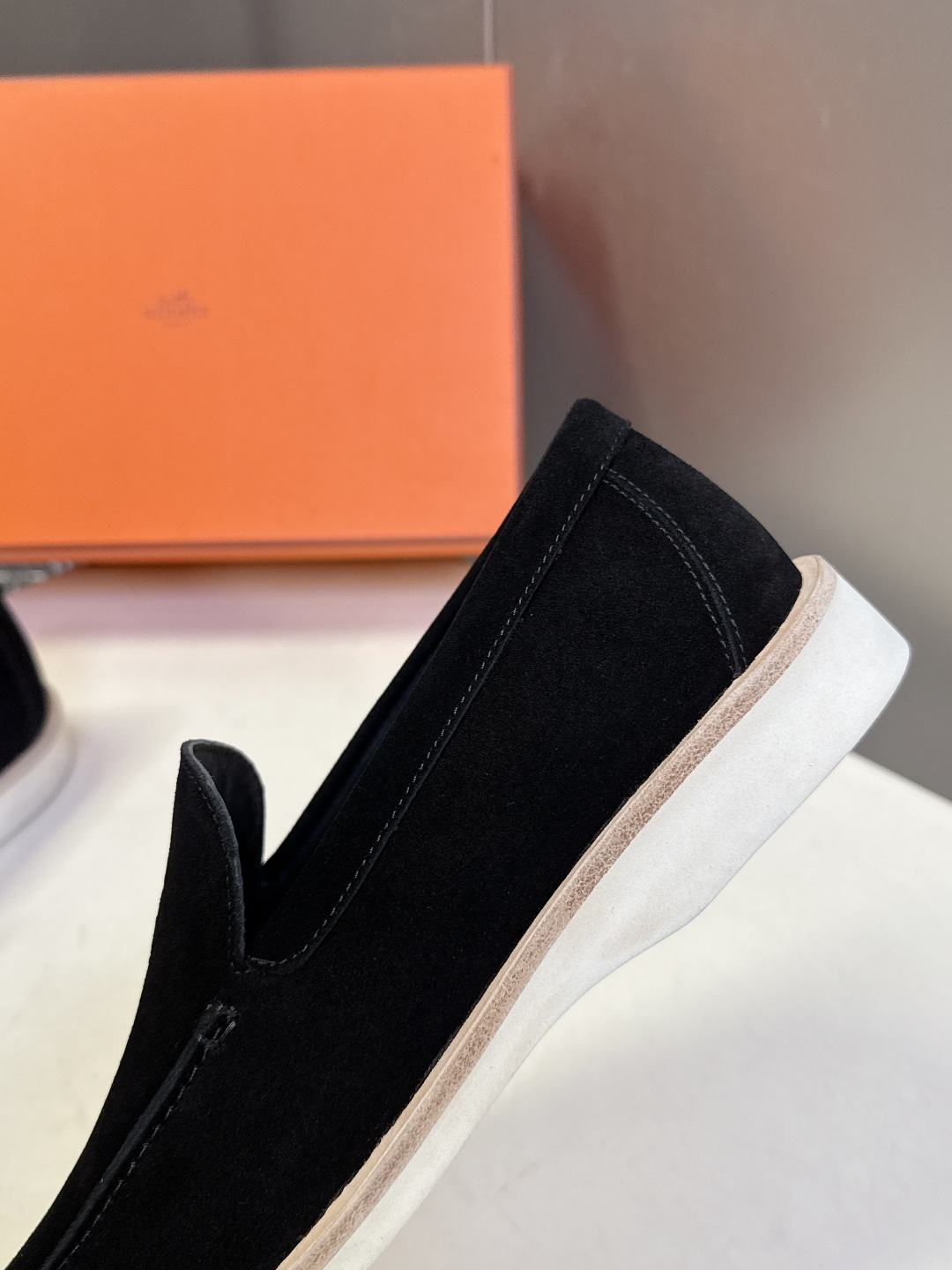 爱马仕HERMES春夏最新情侣款老钱风 乐福鞋超多明星网红种草 各大博‮都主‬有‮荐推‬的 经典永不褪色