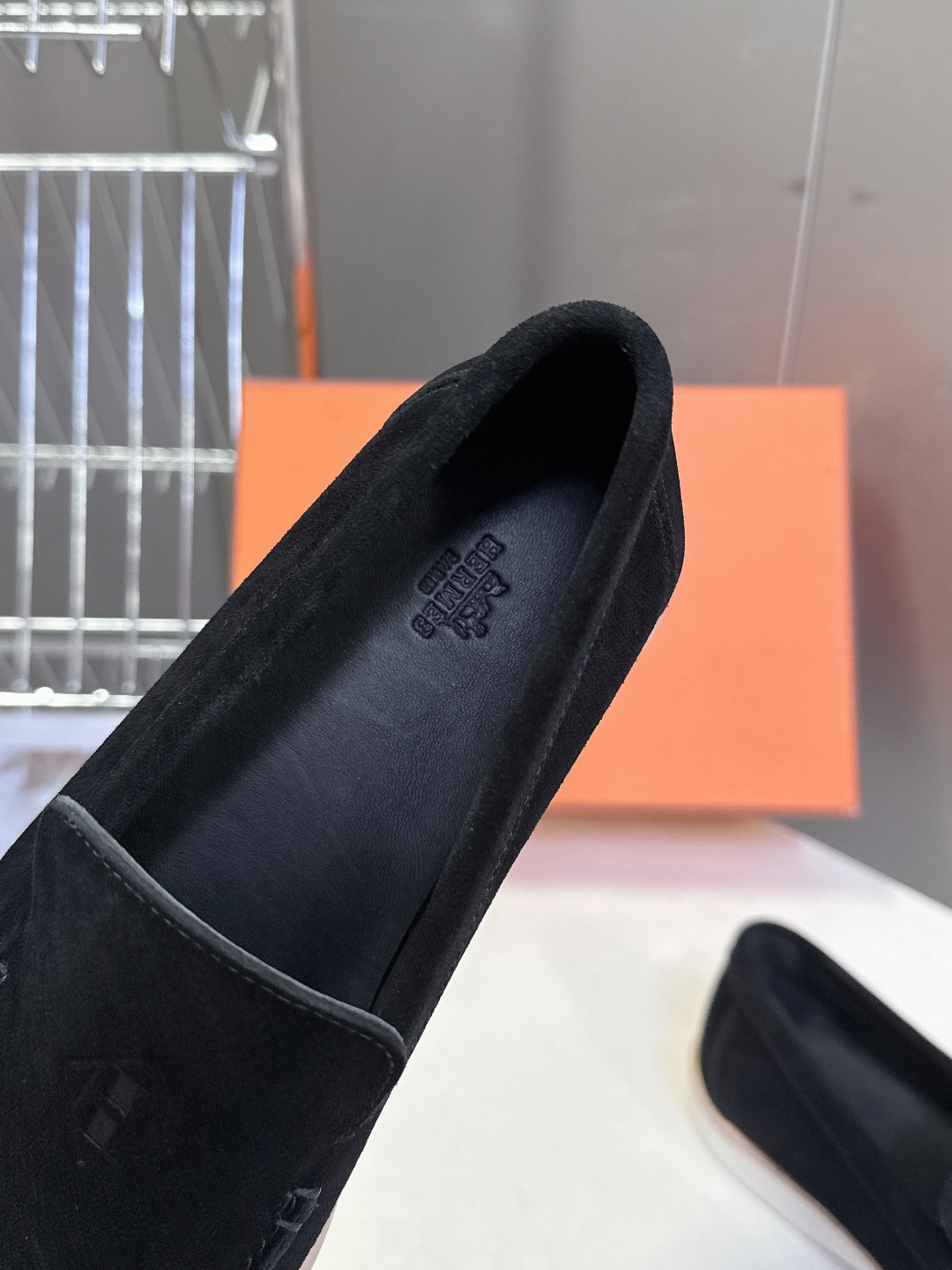 爱马仕HERMES春夏最新情侣款老钱风 乐福鞋超多明星网红种草 各大博‮都主‬有‮荐推‬的 经典永不褪色