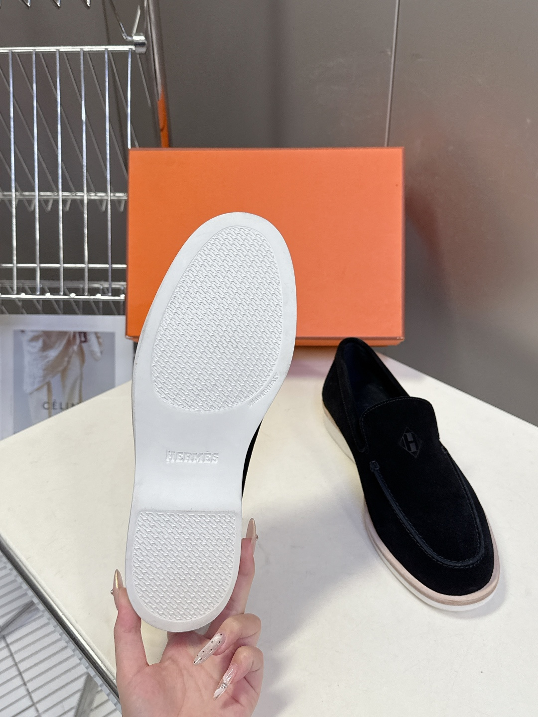 爱马仕HERMES春夏最新情侣款老钱风 乐福鞋超多明星网红种草 各大博‮都主‬有‮荐推‬的 经典永不褪色