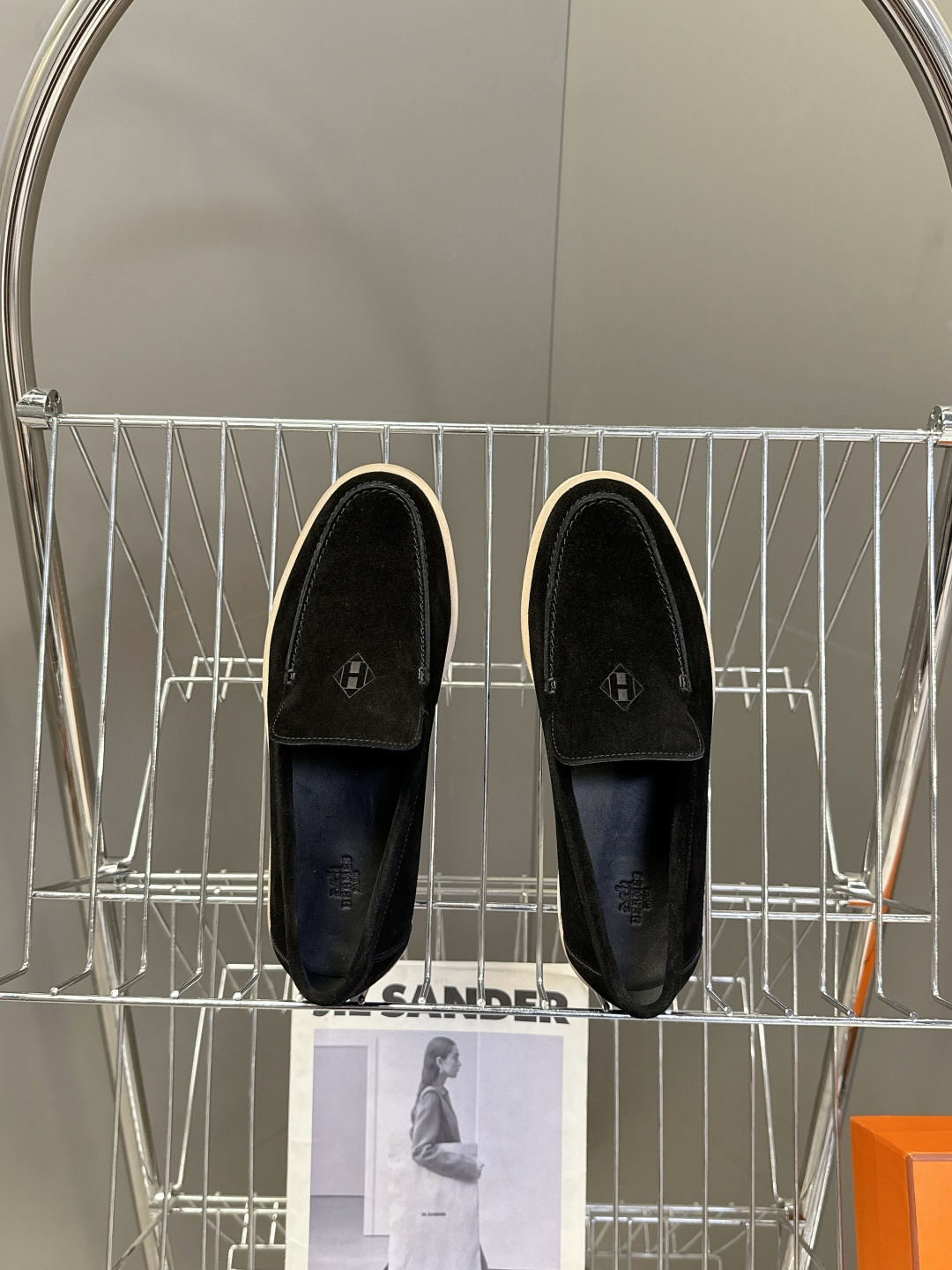 爱马仕HERMES春夏最新情侣款老钱风 乐福鞋超多明星网红种草 各大博‮都主‬有‮荐推‬的 经典永不褪色