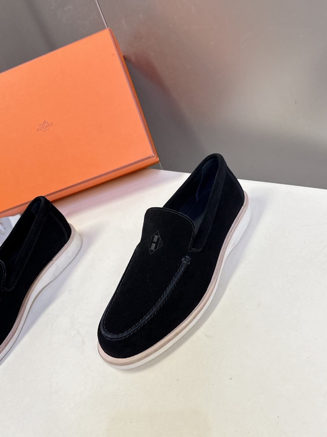 爱马仕HERMES春夏最新情侣款老钱风 乐福鞋超多明星网红种草 各大博‮都主‬有‮荐推‬的 经典永不褪色