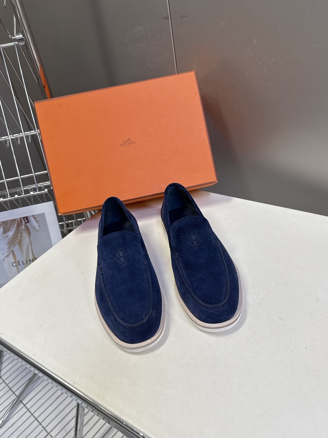 爱马仕HERMES春夏最新情侣款老钱风 乐福鞋超多明星网红种草 各大博‮都主‬有‮荐推‬的 经典永不褪色