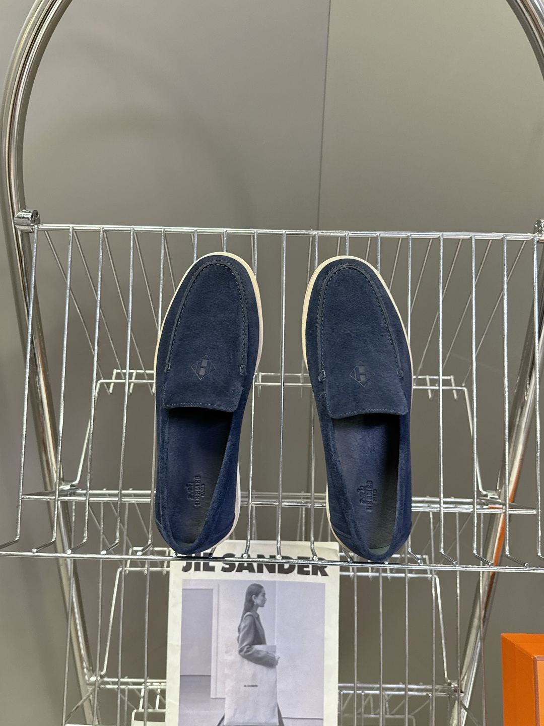 爱马仕HERMES春夏最新情侣款老钱风 乐福鞋超多明星网红种草 各大博‮都主‬有‮荐推‬的 经典永不褪色