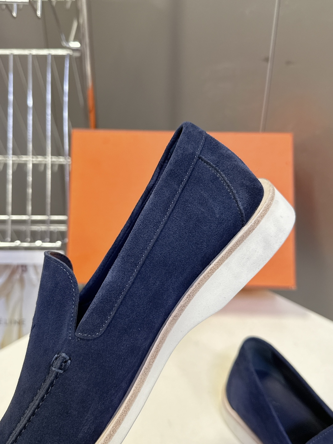 爱马仕HERMES春夏最新情侣款老钱风 乐福鞋超多明星网红种草 各大博‮都主‬有‮荐推‬的 经典永不褪色