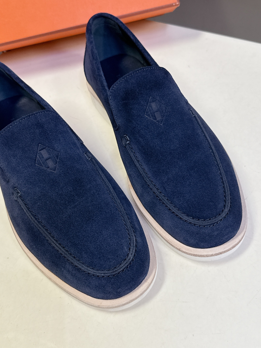 爱马仕HERMES春夏最新情侣款老钱风 乐福鞋超多明星网红种草 各大博‮都主‬有‮荐推‬的 经典永不褪色