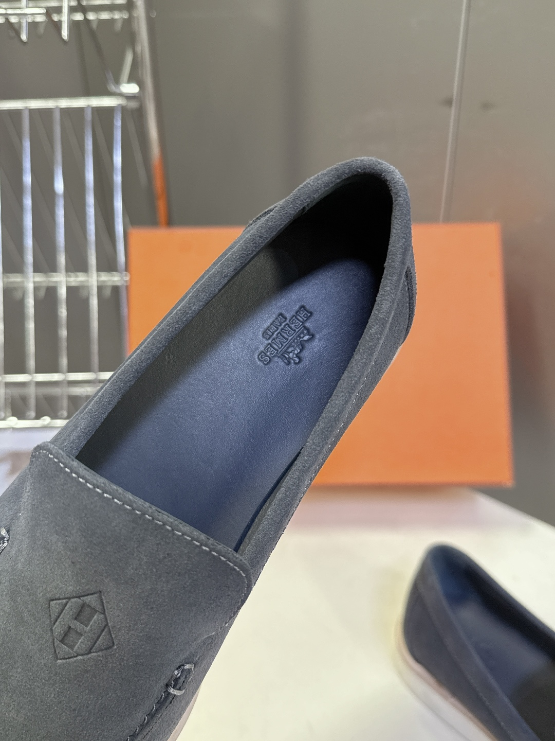 爱马仕HERMES春夏最新情侣款老钱风 乐福鞋超多明星网红种草 各大博‮都主‬有‮荐推‬的 经典永不褪色