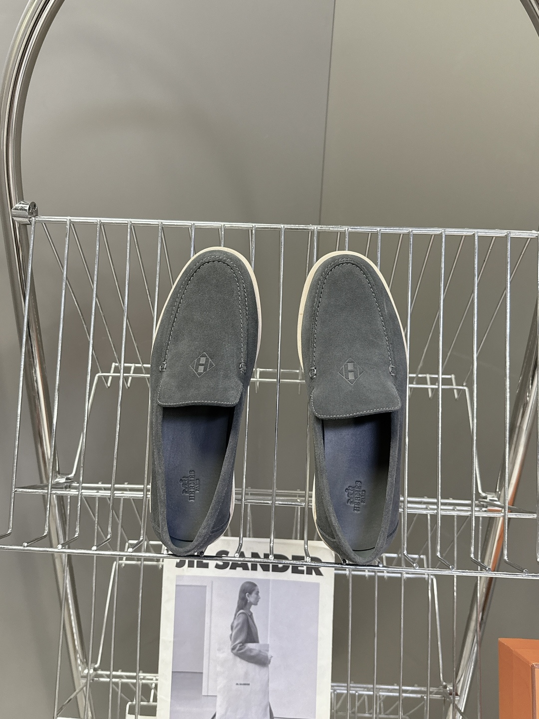 爱马仕HERMES春夏最新情侣款老钱风 乐福鞋超多明星网红种草 各大博‮都主‬有‮荐推‬的 经典永不褪色