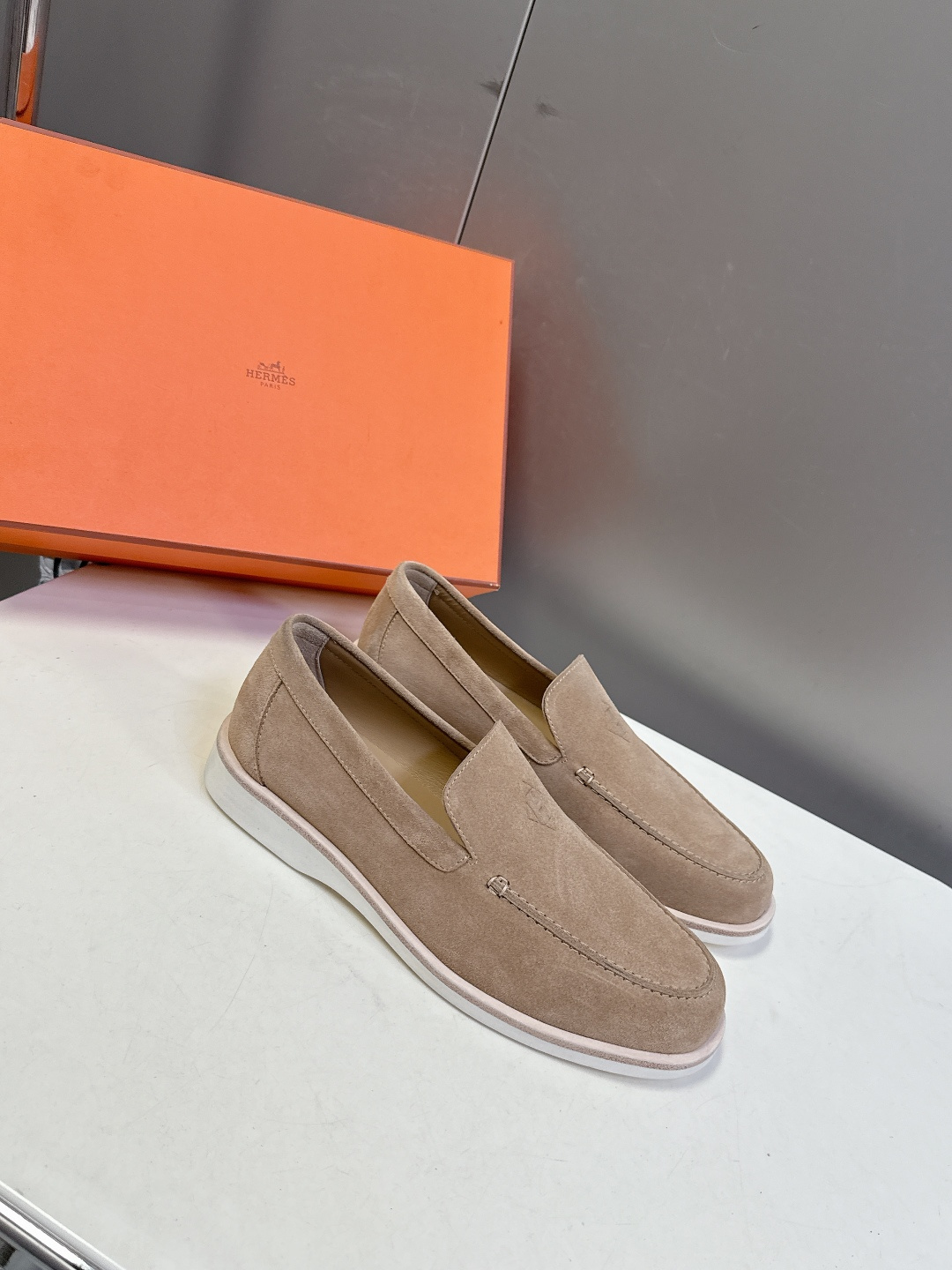 爱马仕HERMES春夏最新情侣款老钱风 乐福鞋超多明星网红种草 各大博‮都主‬有‮荐推‬的 经典永不褪色