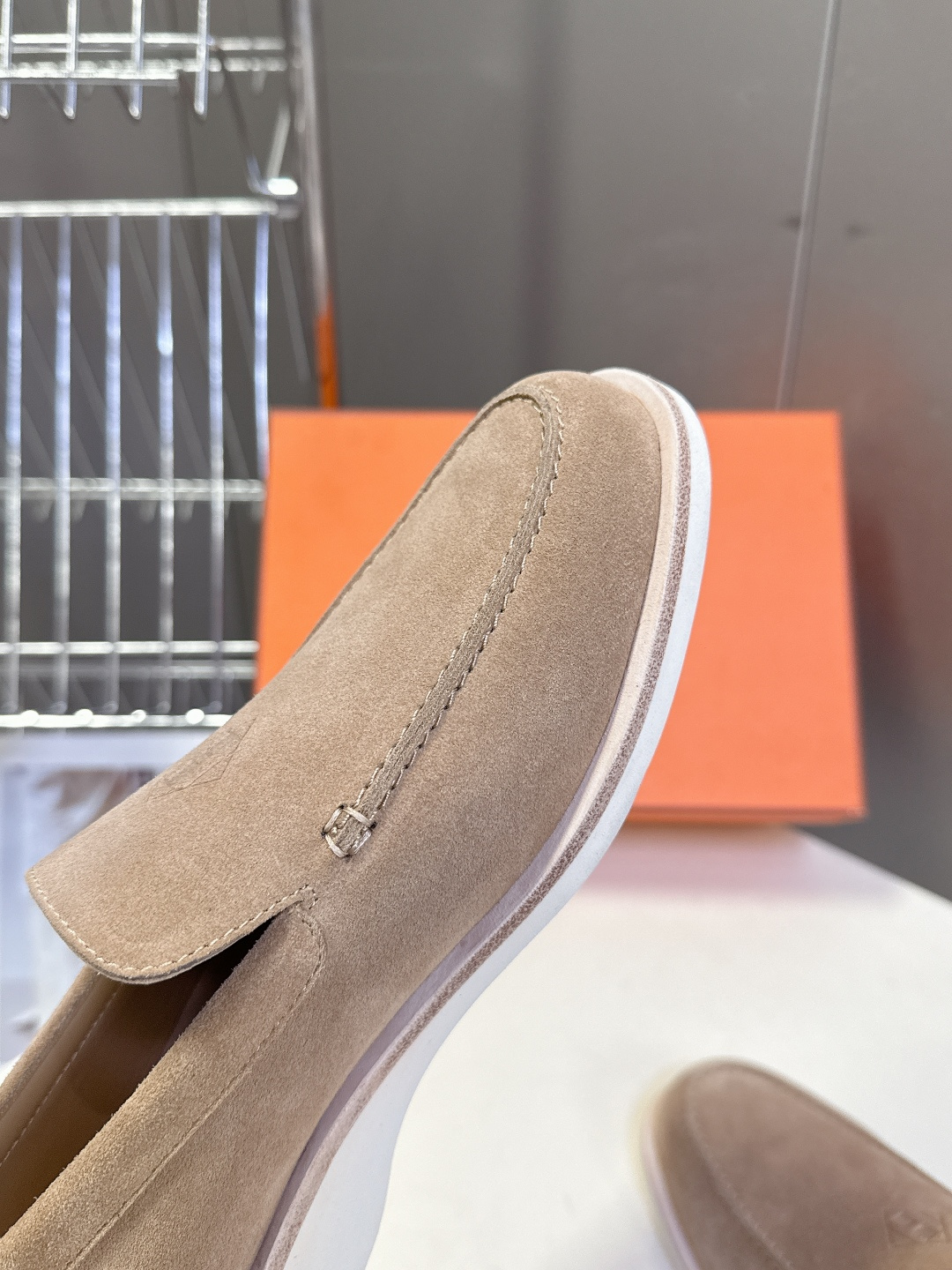 爱马仕HERMES春夏最新情侣款老钱风 乐福鞋超多明星网红种草 各大博‮都主‬有‮荐推‬的 经典永不褪色