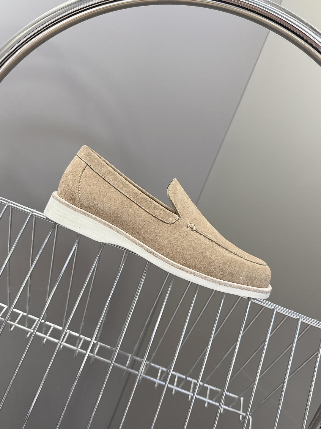 爱马仕HERMES春夏最新情侣款老钱风 乐福鞋超多明星网红种草 各大博‮都主‬有‮荐推‬的 经典永不褪色