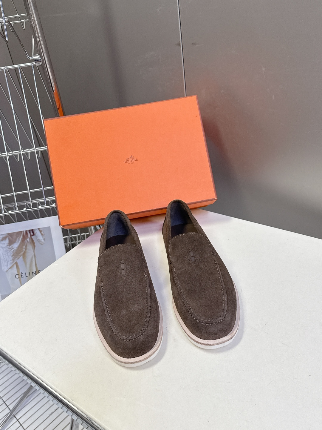 爱马仕HERMES春夏最新情侣款老钱风 乐福鞋超多明星网红种草 各大博‮都主‬有‮荐推‬的 经典永不褪色