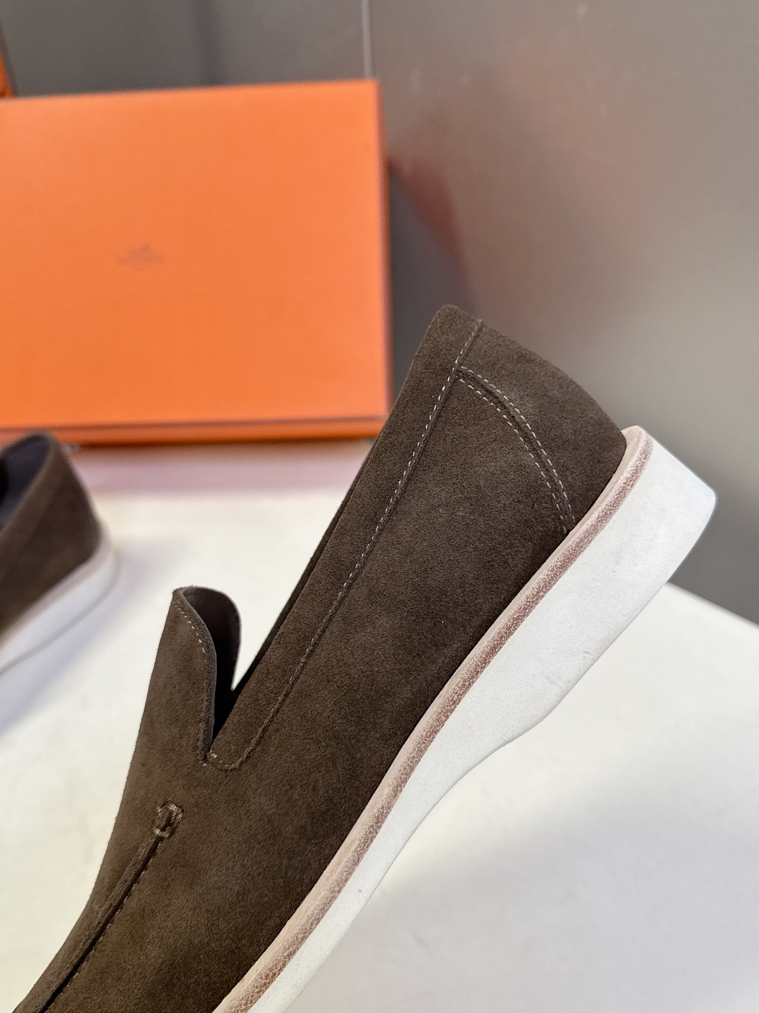 爱马仕HERMES春夏最新情侣款老钱风 乐福鞋超多明星网红种草 各大博‮都主‬有‮荐推‬的 经典永不褪色