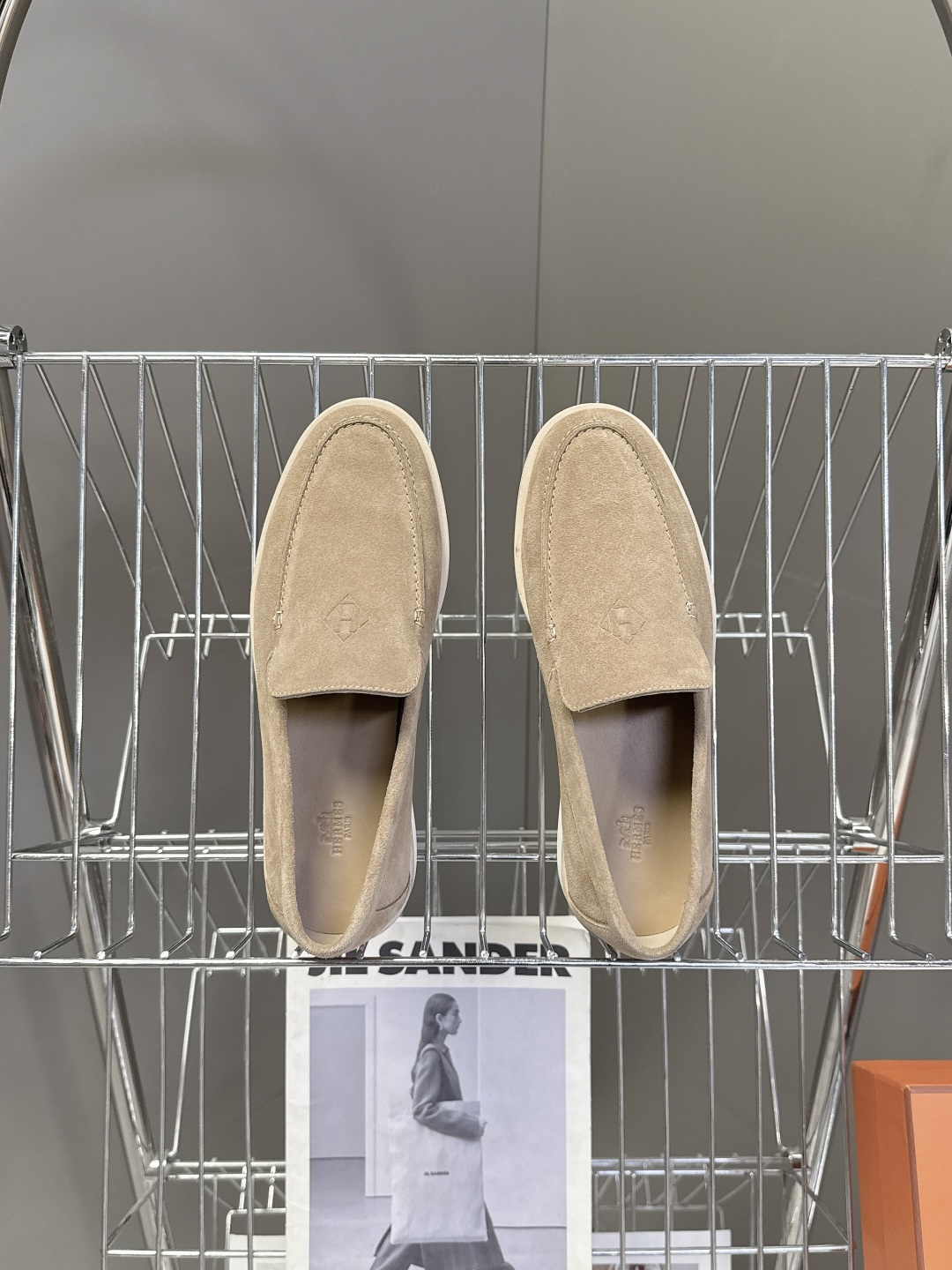 爱马仕HERMES春夏最新情侣款老钱风 乐福鞋超多明星网红种草 各大博‮都主‬有‮荐推‬的 经典永不褪色