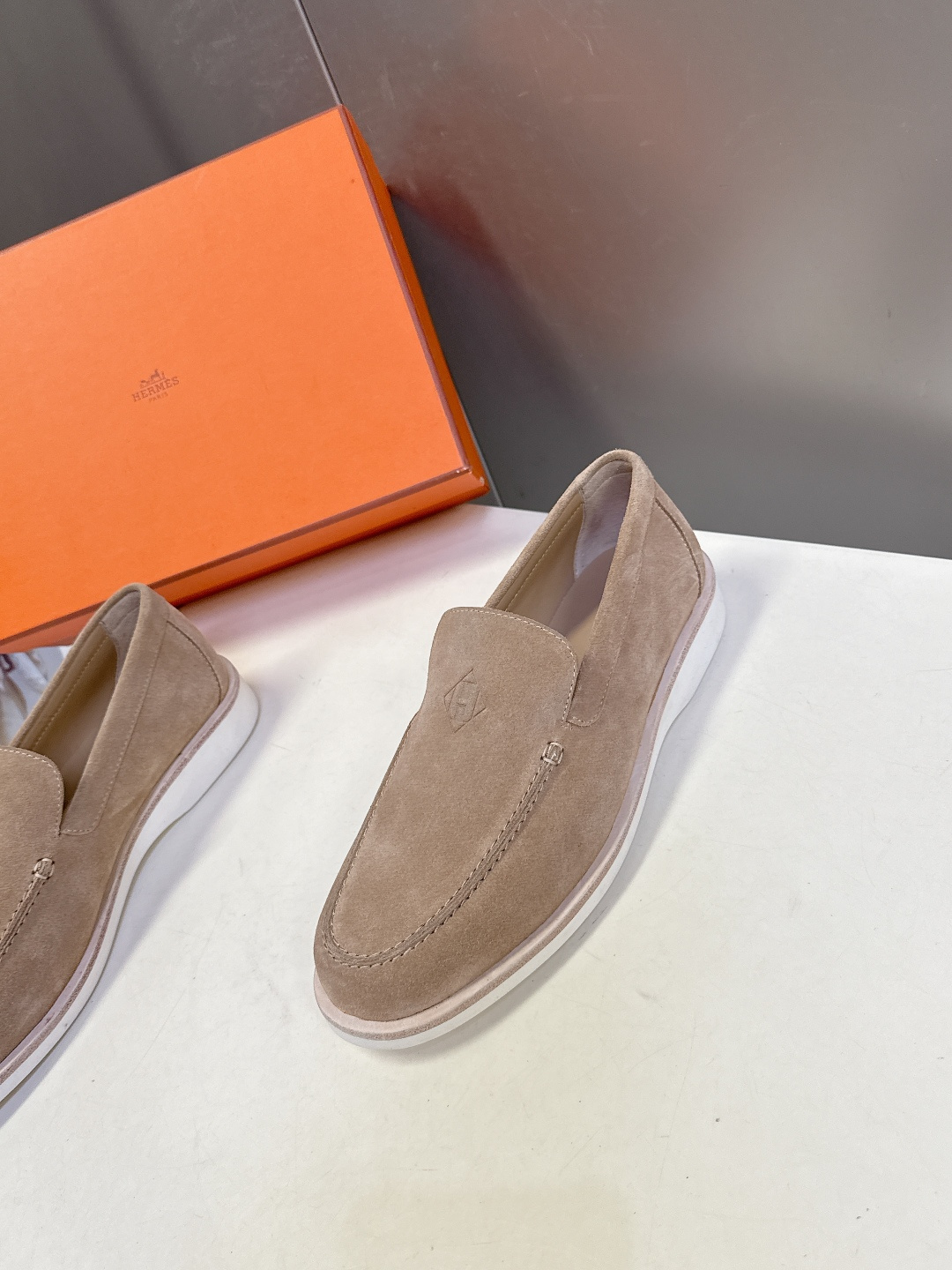 爱马仕HERMES春夏最新情侣款老钱风 乐福鞋超多明星网红种草 各大博‮都主‬有‮荐推‬的 经典永不褪色