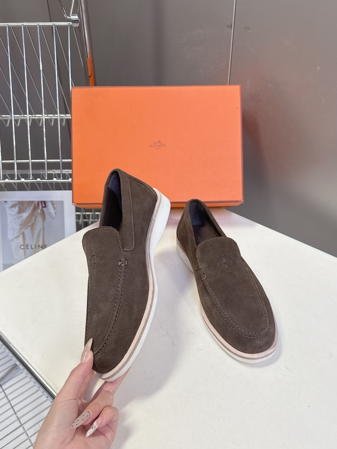 爱马仕HERMES春夏最新情侣款老钱风 乐福鞋超多明星网红种草 各大博‮都主‬有‮荐推‬的 经典永不褪色