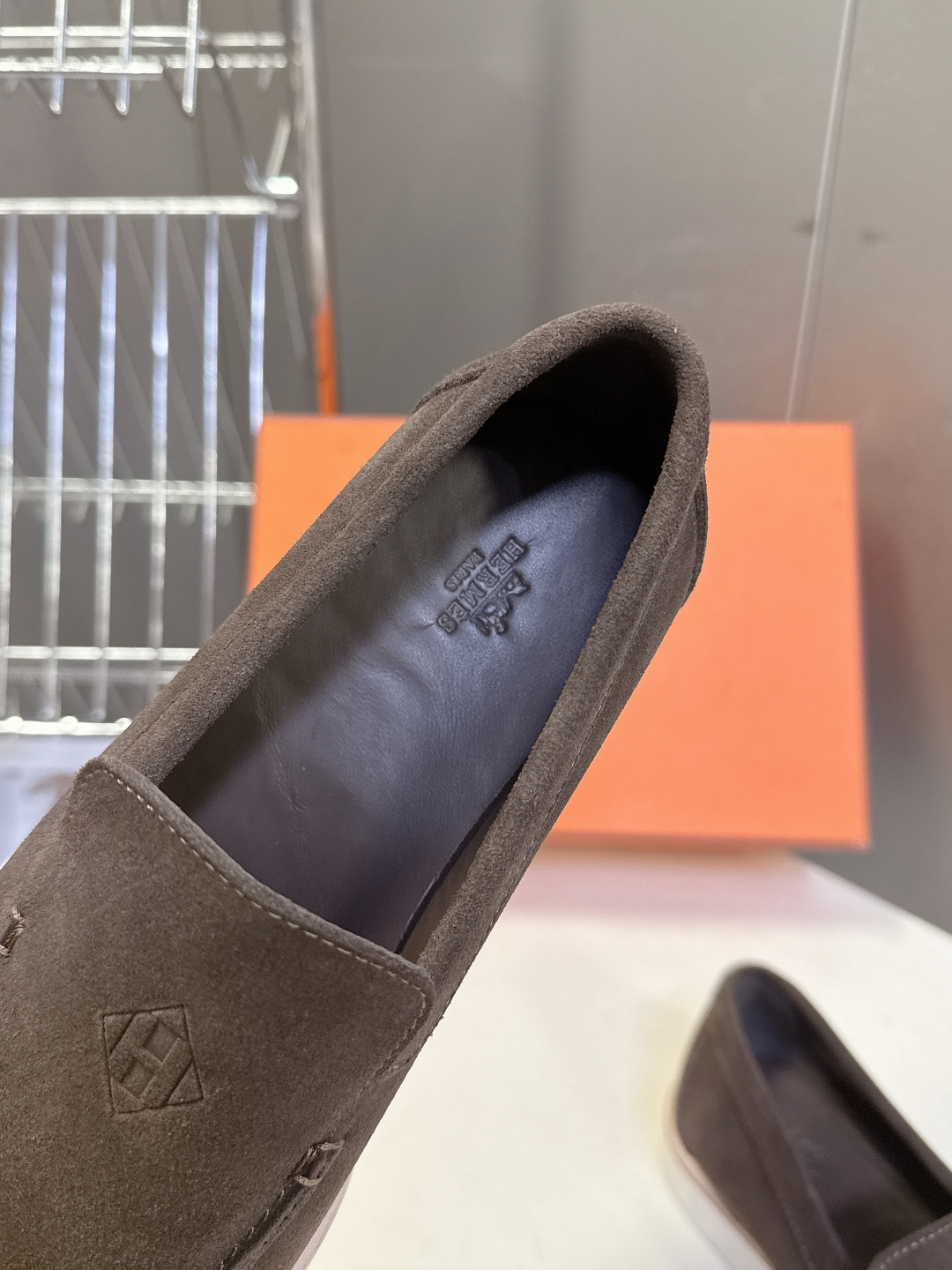 爱马仕HERMES春夏最新情侣款老钱风 乐福鞋超多明星网红种草 各大博‮都主‬有‮荐推‬的 经典永不褪色