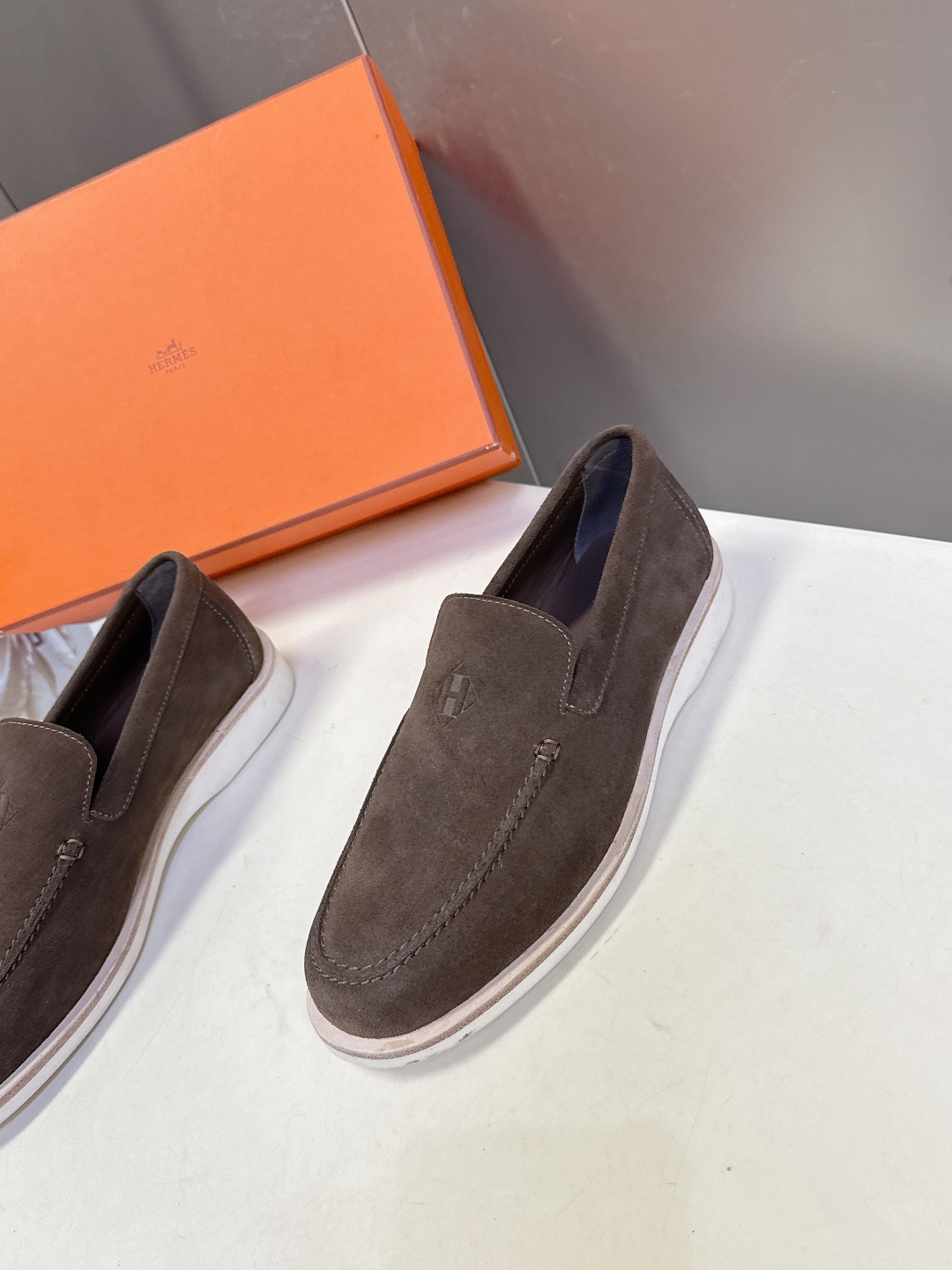 爱马仕HERMES春夏最新情侣款老钱风 乐福鞋超多明星网红种草 各大博‮都主‬有‮荐推‬的 经典永不褪色