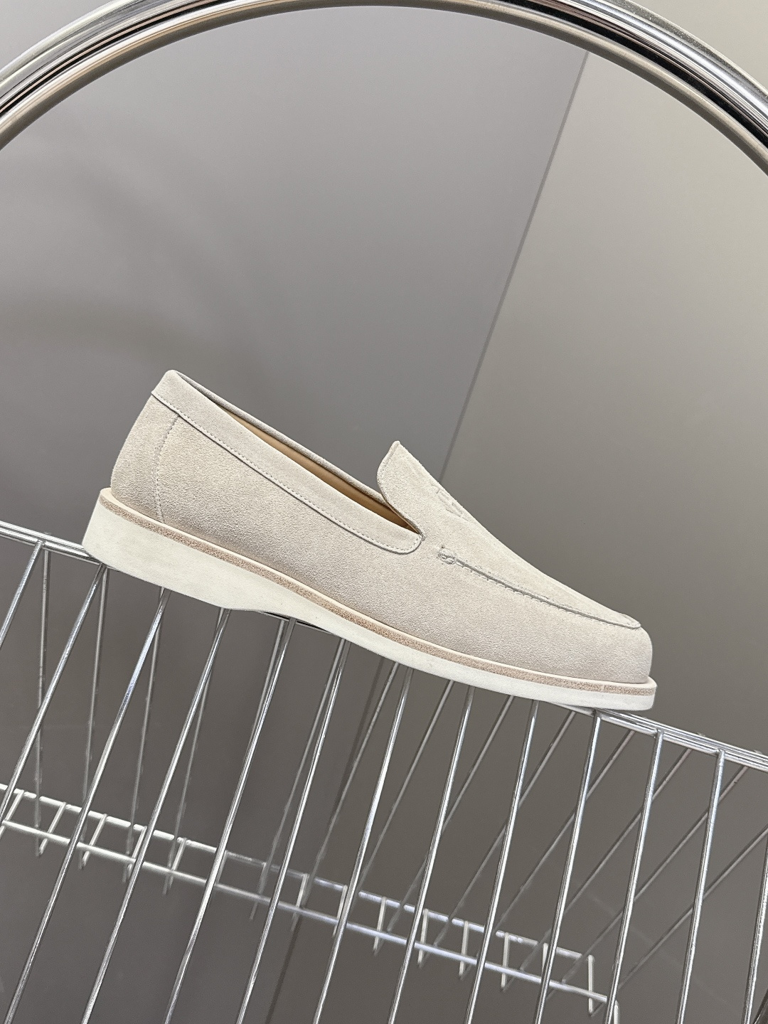 爱马仕HERMES春夏最新情侣款老钱风 乐福鞋超多明星网红种草 各大博‮都主‬有‮荐推‬的 经典永不褪色