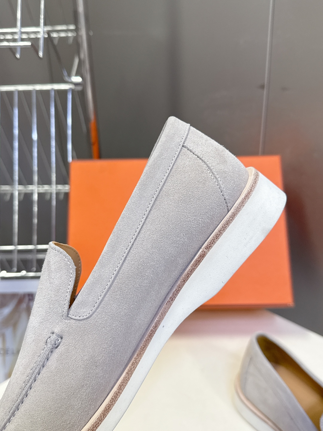 爱马仕HERMES春夏最新情侣款老钱风 乐福鞋超多明星网红种草 各大博‮都主‬有‮荐推‬的 经典永不褪色