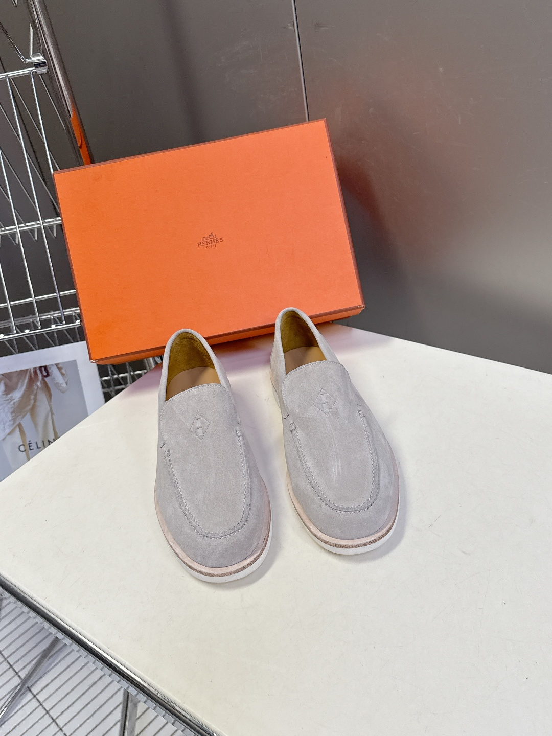 爱马仕HERMES春夏最新情侣款老钱风 乐福鞋超多明星网红种草 各大博‮都主‬有‮荐推‬的 经典永不褪色