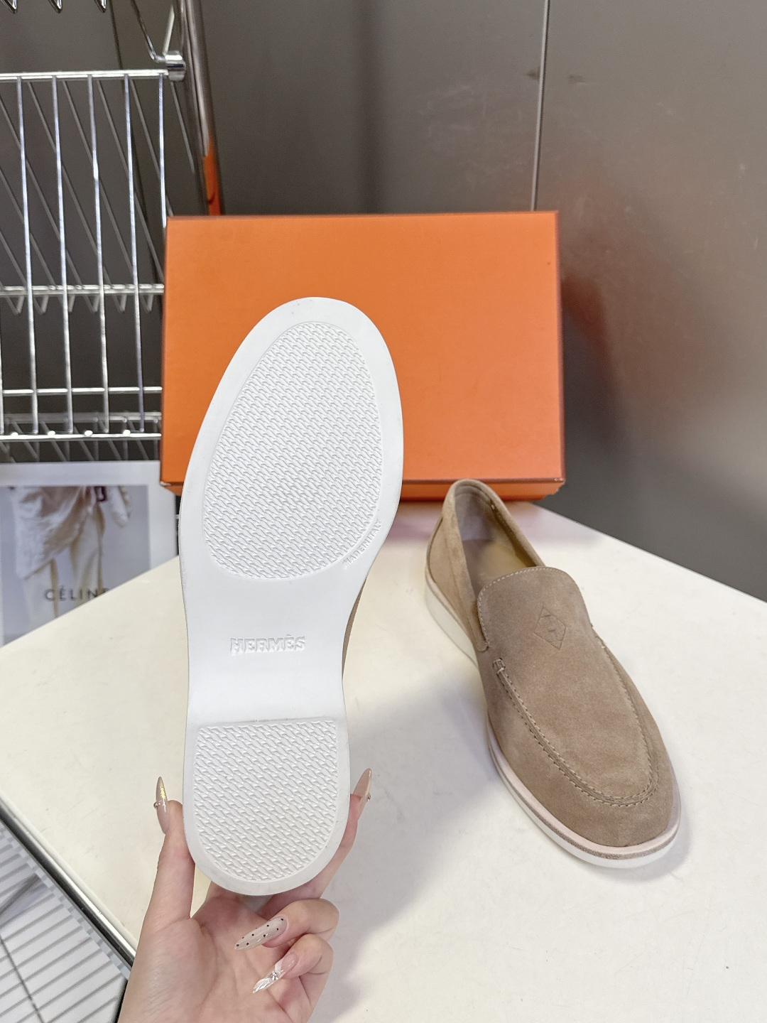 爱马仕HERMES春夏最新情侣款老钱风 乐福鞋超多明星网红种草 各大博‮都主‬有‮荐推‬的 经典永不褪色