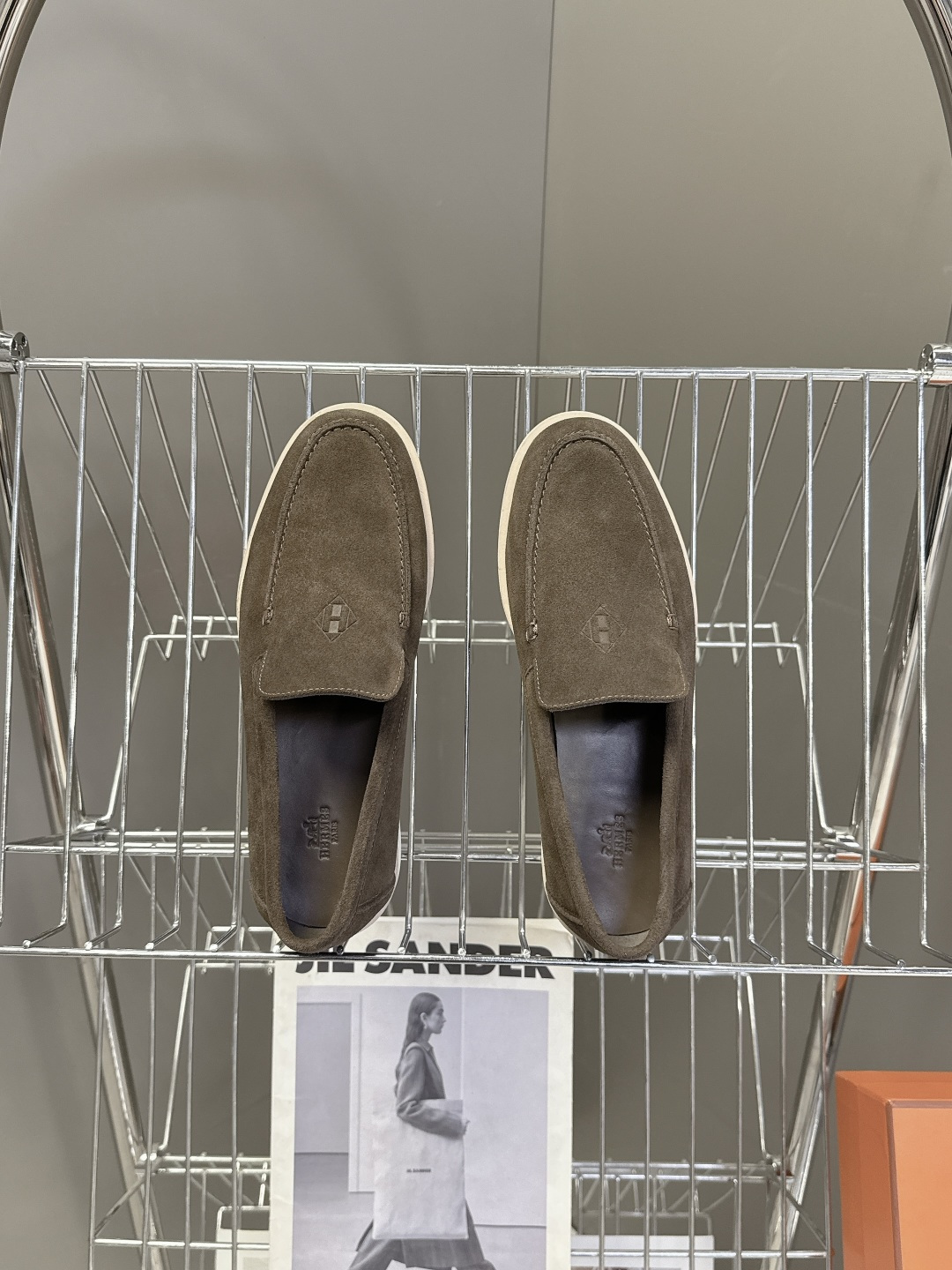 爱马仕HERMES春夏最新情侣款老钱风 乐福鞋超多明星网红种草 各大博‮都主‬有‮荐推‬的 经典永不褪色