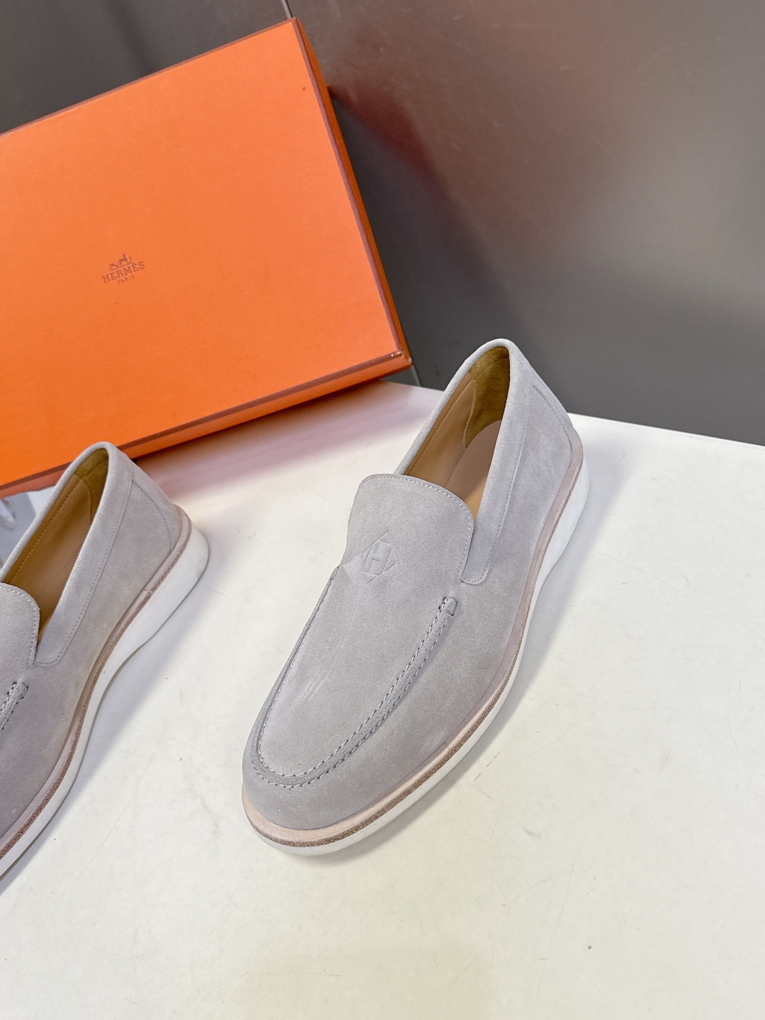 爱马仕HERMES春夏最新情侣款老钱风 乐福鞋超多明星网红种草 各大博‮都主‬有‮荐推‬的 经典永不褪色