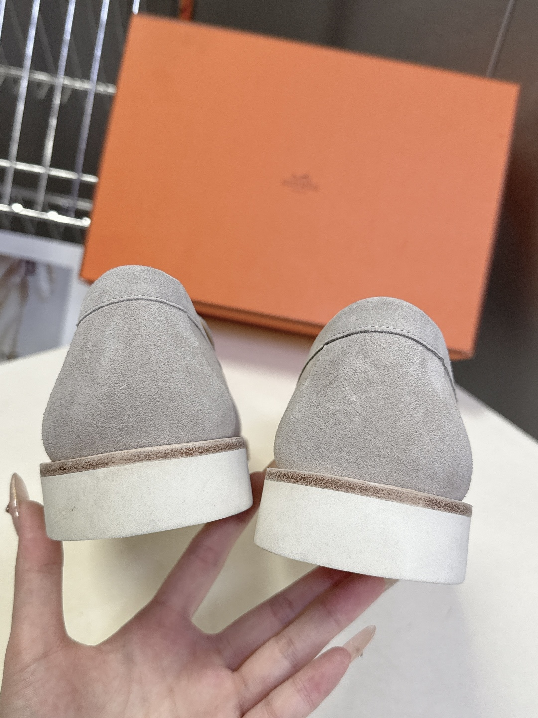 爱马仕HERMES春夏最新情侣款老钱风 乐福鞋超多明星网红种草 各大博‮都主‬有‮荐推‬的 经典永不褪色