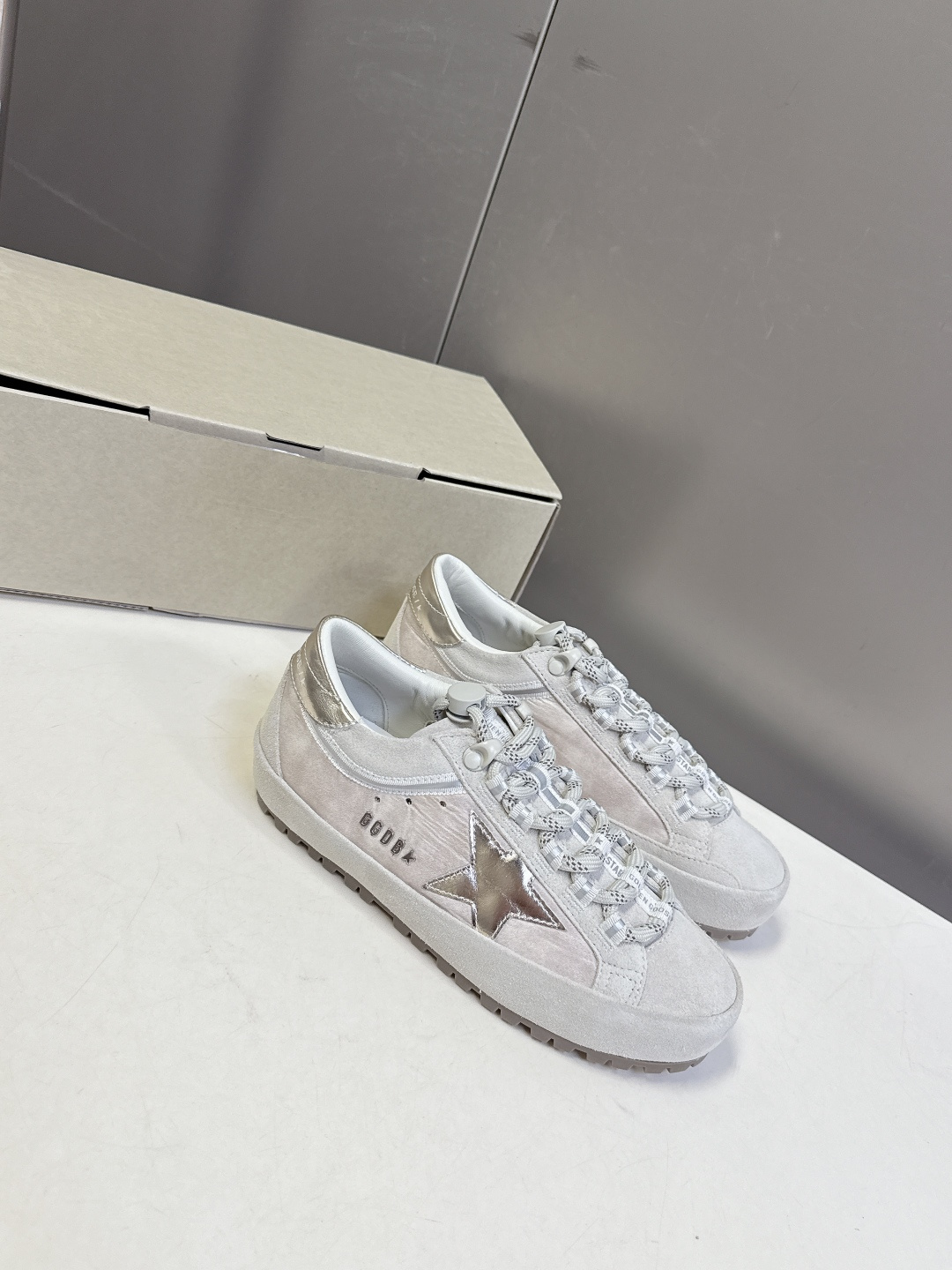 Golden Goose最新款GGDB休闲鞋 德训鞋 超多明星网红种草 就是这么百搭 当下最流行的设计 