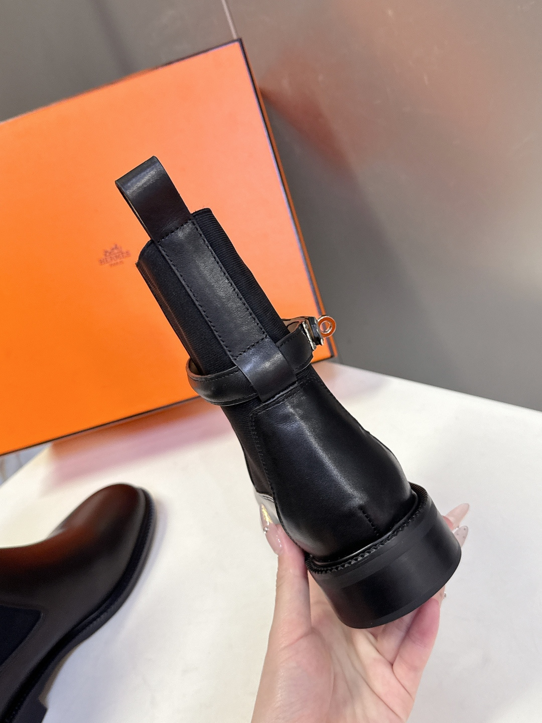 Hermes 爱马仕秋冬最新款老钱风一脚蹬短靴 专柜超难配货 🐎家靴子的设计风格通常以经典简约为主 这款