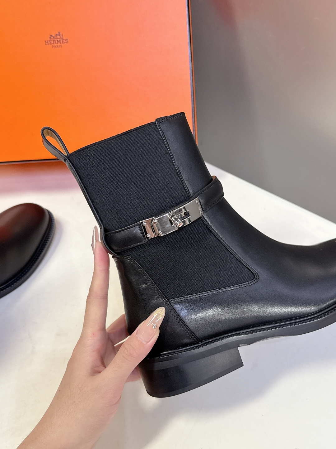 Hermes 爱马仕秋冬最新款老钱风一脚蹬短靴 专柜超难配货 🐎家靴子的设计风格通常以经典简约为主 这款