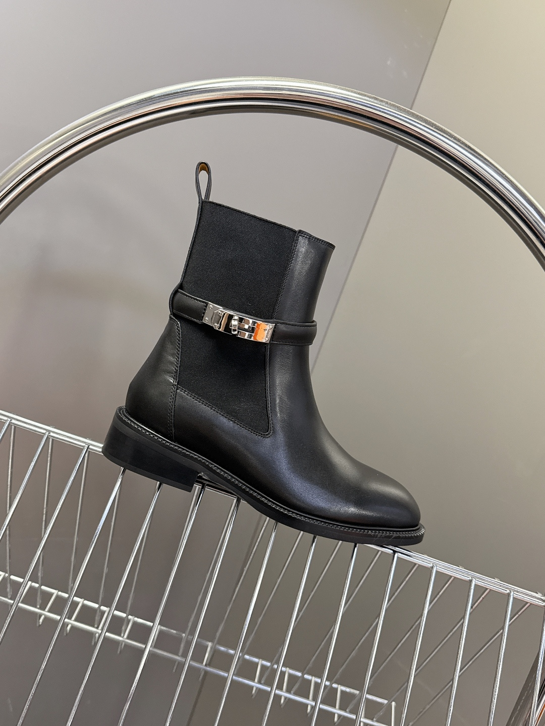 Hermes 爱马仕秋冬最新款老钱风一脚蹬短靴 专柜超难配货 🐎家靴子的设计风格通常以经典简约为主 这款