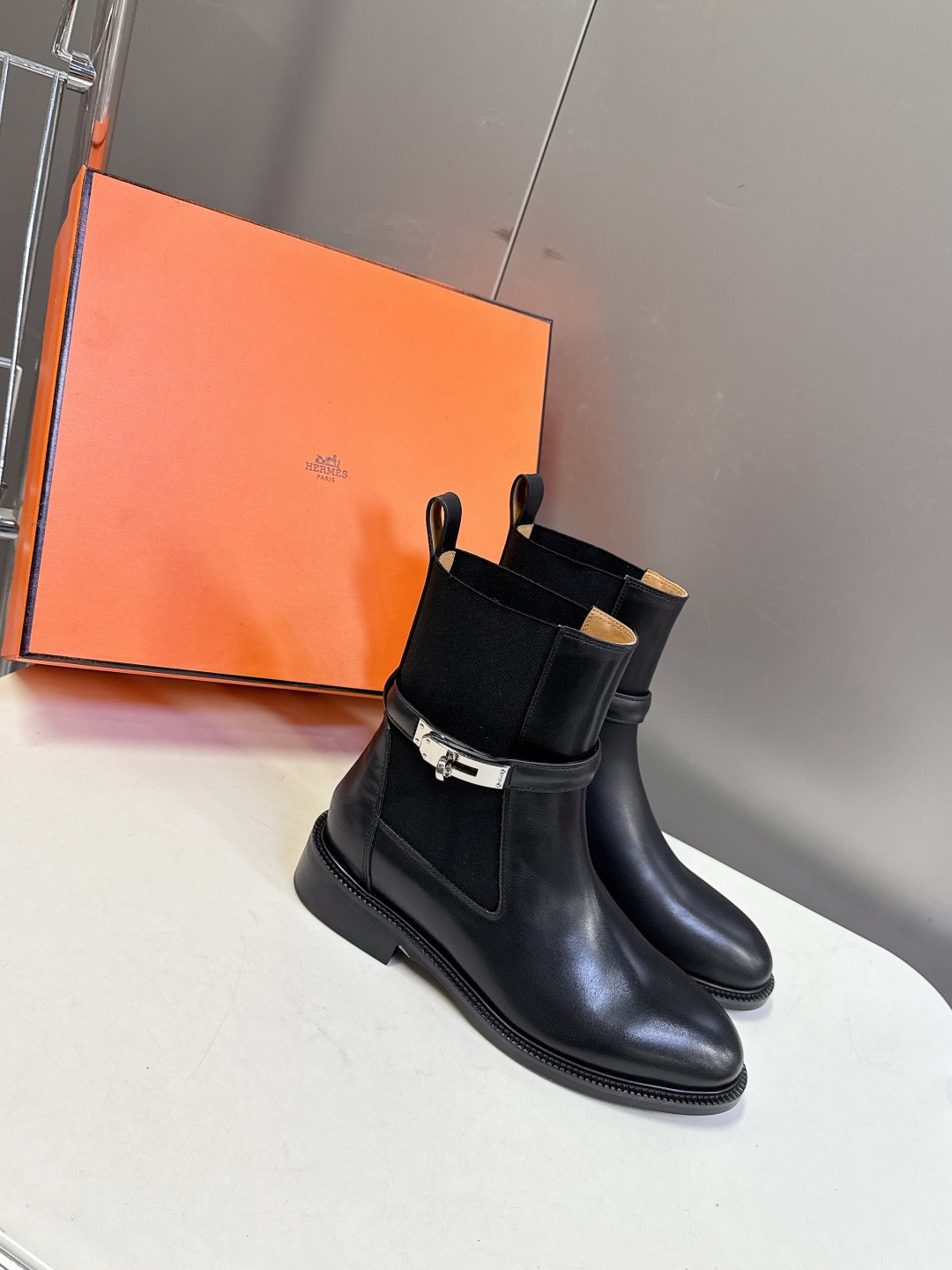 Hermes 爱马仕秋冬最新款老钱风一脚蹬短靴 专柜超难配货 🐎家靴子的设计风格通常以经典简约为主 这款