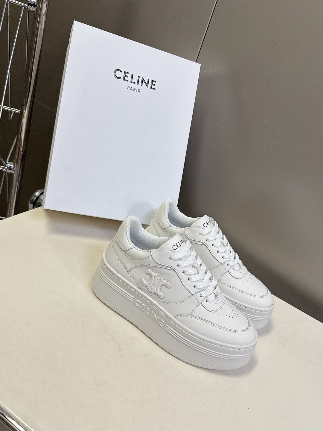 CELINE思琳春夏最新款厚底小白鞋 休闲鞋 超多明星网红种草 Lisa同款轻奢风格的小白鞋 简单舒服，