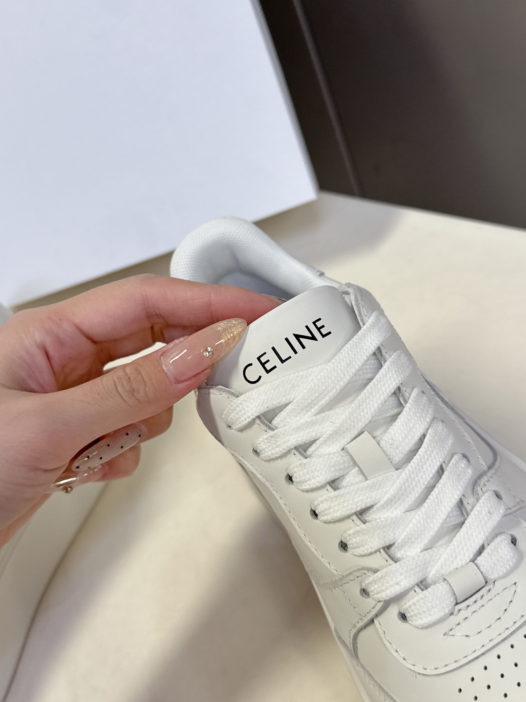 CELINE思琳春夏最新款厚底小白鞋 休闲鞋 超多明星网红种草 Lisa同款轻奢风格的小白鞋 简单舒服，