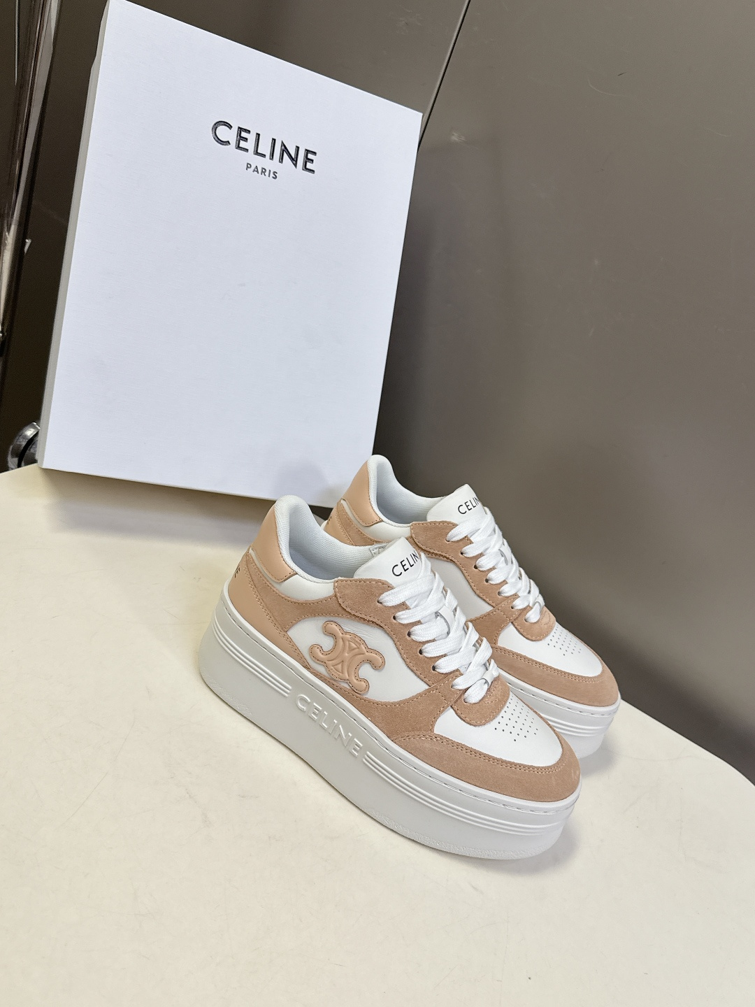 CELINE思琳春夏最新款厚底小白鞋 休闲鞋 超多明星网红种草 Lisa同款轻奢风格的小白鞋 简单舒服，