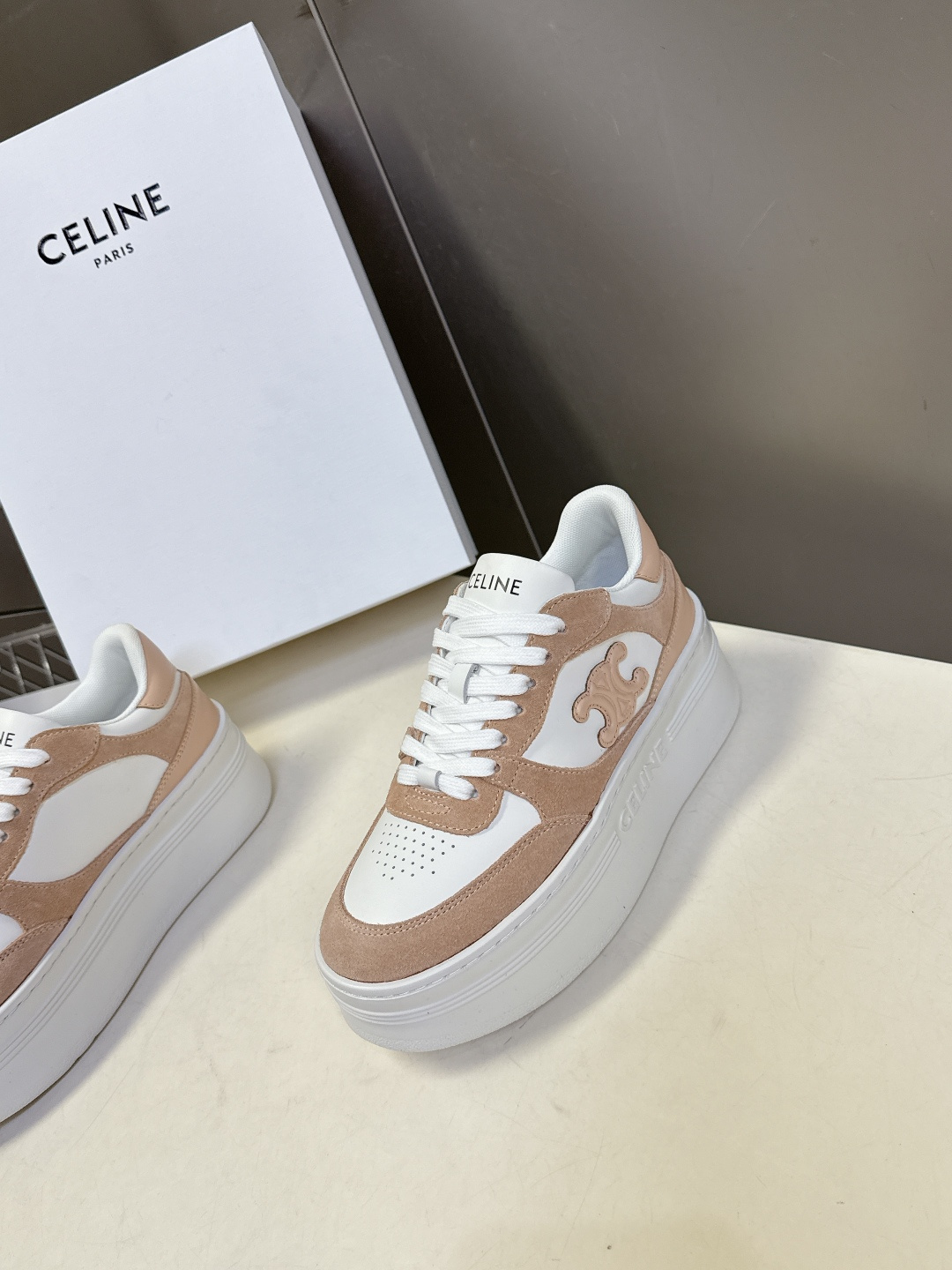 CELINE思琳春夏最新款厚底小白鞋 休闲鞋 超多明星网红种草 Lisa同款轻奢风格的小白鞋 简单舒服，